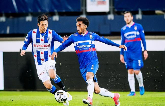 位怀揣足球 位怀揣足球